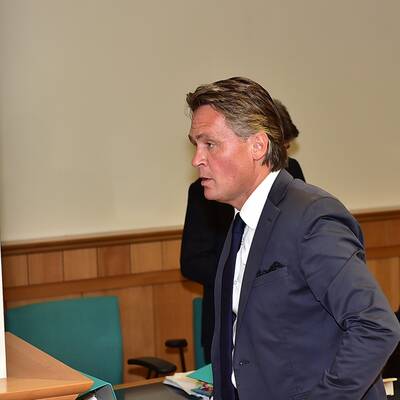 Er steht wegen Betrugsverdachts vor Gericht