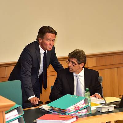 Er steht wegen Betrugsverdachts vor Gericht