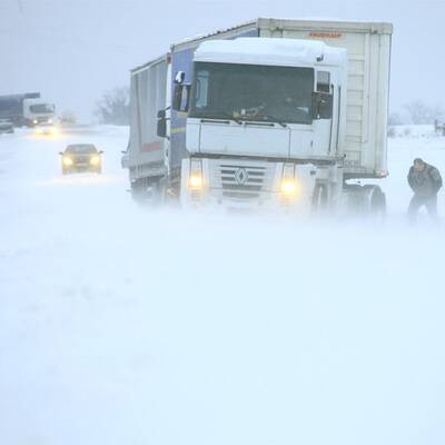 Wartende am Bahnhof von Schiphol
