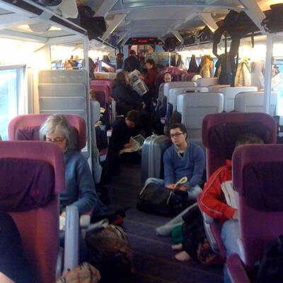 Wartende am Bahnhof von Schiphol