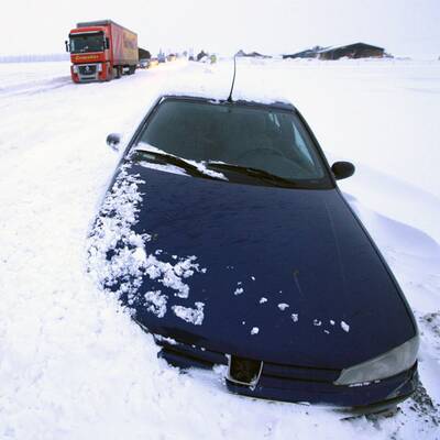 Wartende am Bahnhof von Schiphol
