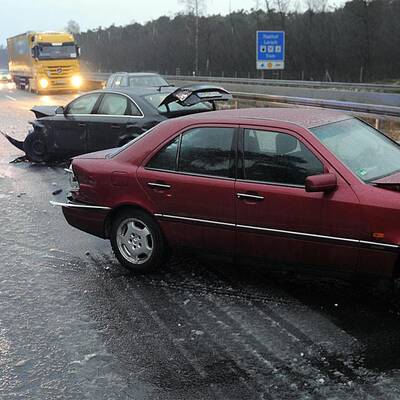 Wartende am Bahnhof von Schiphol