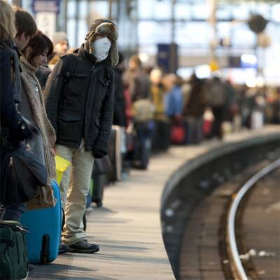Wartende am Bahnhof von Schiphol
