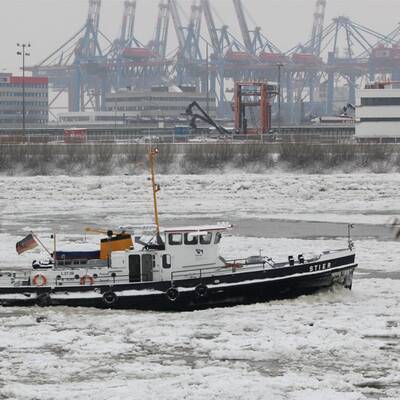 Wartende am Bahnhof von Schiphol