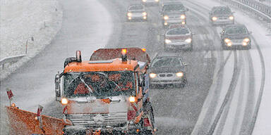 Schnee sorgt f&uuml;r Chaos auf A1 und A21