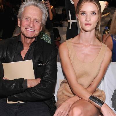 Michael Douglas genießt die New York Fashion Week mit Rosie Huntington-Whitely