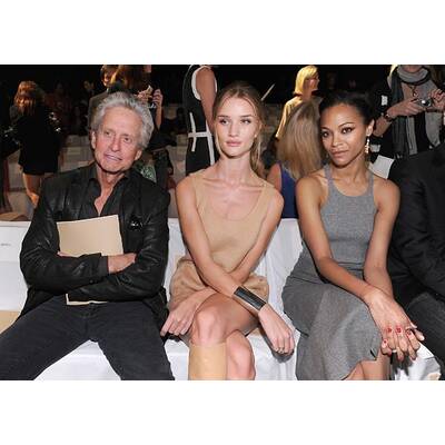Michael Douglas genießt die New York Fashion Week mit Rosie Huntington-Whitely