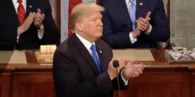 Ärger im Netz: Trump klatschte ins Mikro
