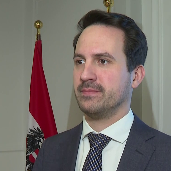 Latein, Social Media & Reformen: Bildungsminister Wiederkehr im Interview