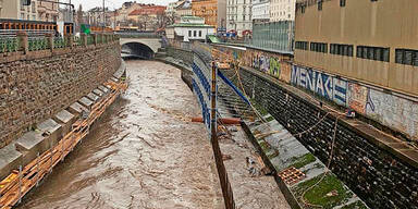 Wien-Fluss &uuml;berschwemmt U2-Baustelle