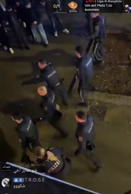 Chaos nach Messerstecherei: Polizei angegriffen