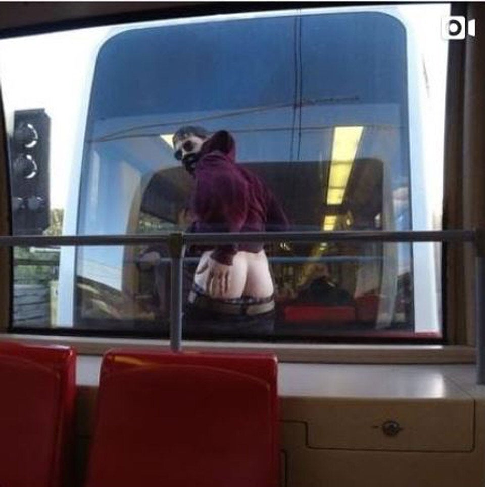U-Bahn-Surfer zeigt in U6 sein Hinterteil