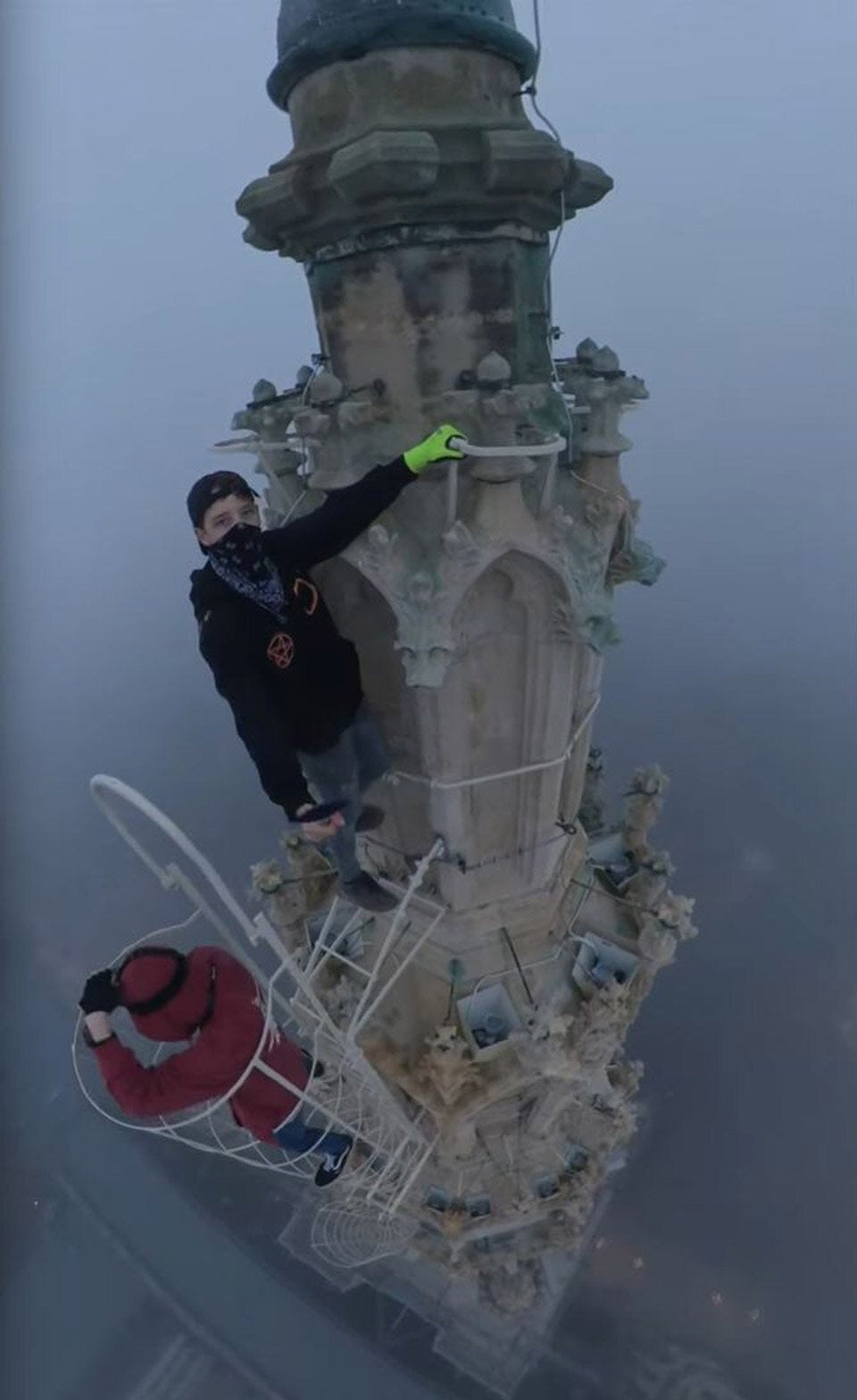 U-Bahn-Surfer zeigt in U6 sein Hinterteil