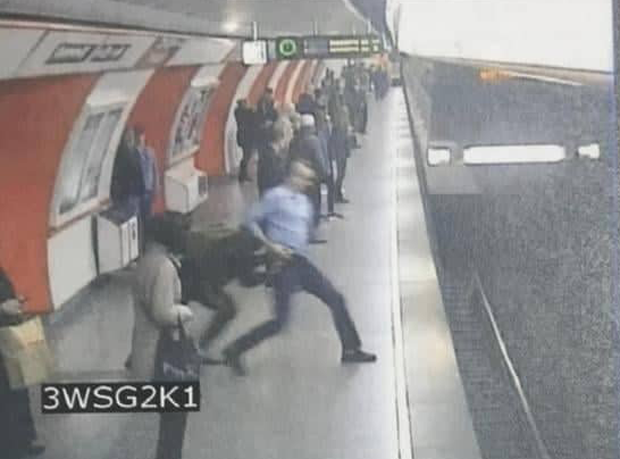 Überwachungskamera zeigt U-Bahn-Schubser in U3