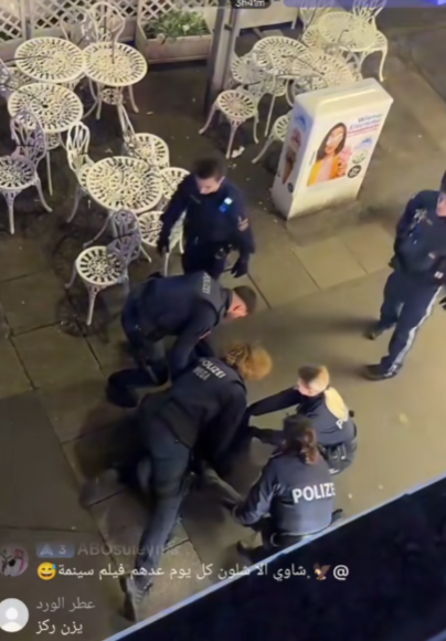 Chaos nach Messerstecherei: Polizei angegriffen