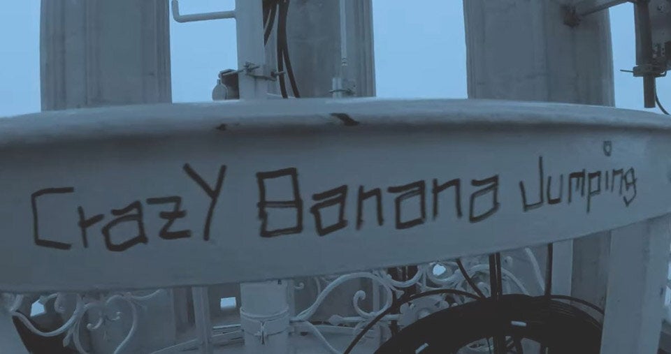 U-Bahn-Surfer zeigt in U6 sein Hinterteil