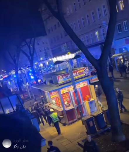 Chaos nach Messerstecherei: Polizei angegriffen