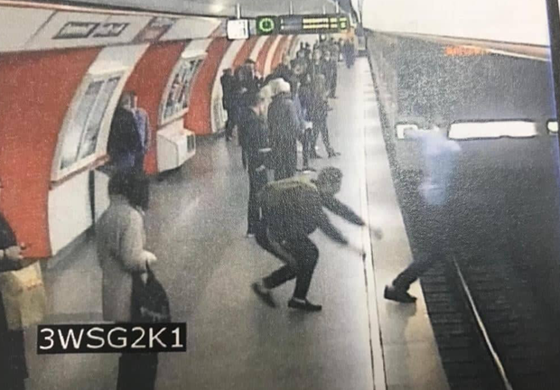 Überwachungskamera zeigt U-Bahn-Schubser in U3