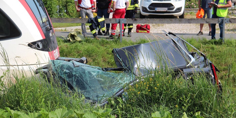 Horror-Unfall: Zug schleift Pkw 100 Meter mit – Lenkerin tot