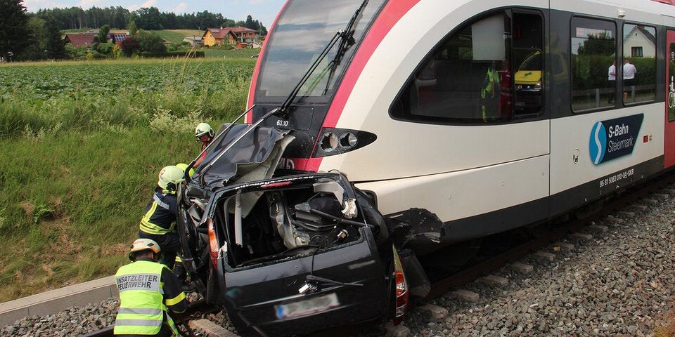 Horror-Unfall: Zug schleift Pkw 100 Meter mit – Lenkerin tot