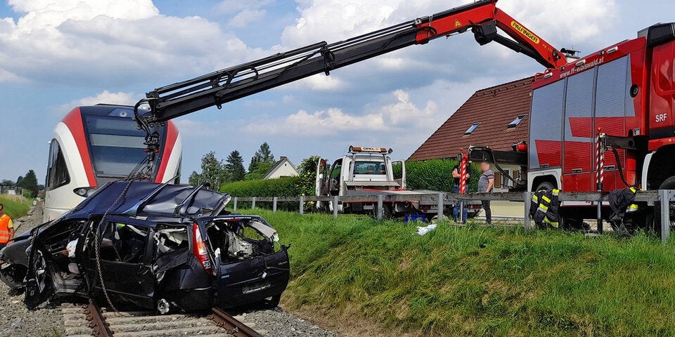 Horror-Unfall: Zug schleift Pkw 100 Meter mit – Lenkerin tot