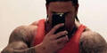 Muskelprotz Tim Wiese mit Selfie am WC