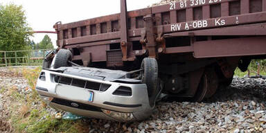 Geisterzug zermalmt Auto, nur Hund überlebt