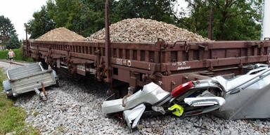 Geisterzug zermalmt Auto, nur Hund überlebt