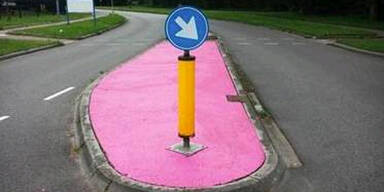 Falsche Farbe: Pinke Verkehrsinseln
