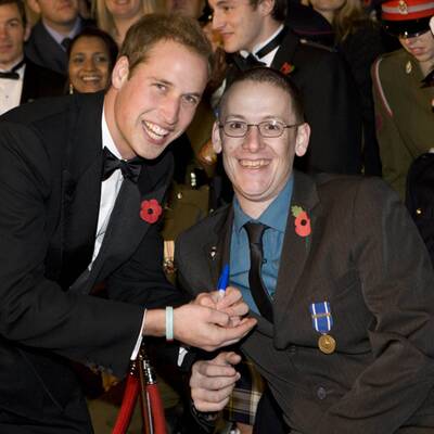 Bond-Premiere: Prinz Harry stahl 007 die Show