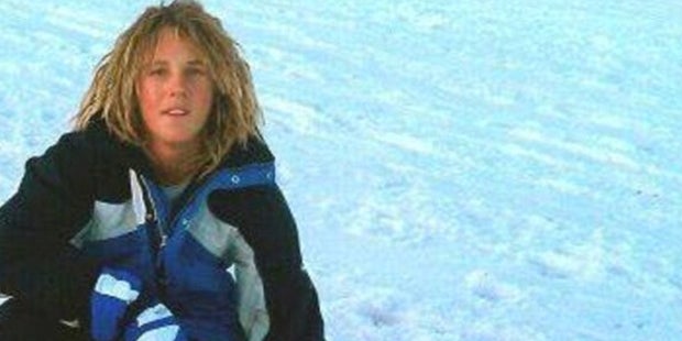 Mann auf totem Wal von Haien umzingelt