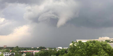 Windhose schleudert F&uuml;nfj&auml;hrige auf Hausdach