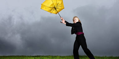 Wind peitscht Regen durchs Land