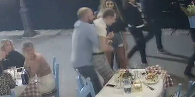 Am Hendl verschluckt: Wirt rettet Tourist das Leben