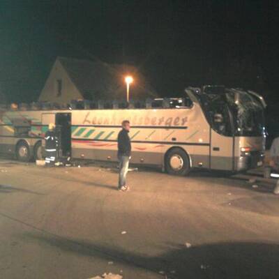 Bus kracht in Brücke - Dach abgerissen