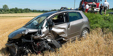 Frontalcrash: Mutter schwer verletzt 