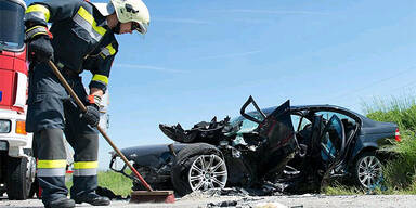 Frontalcrash: Mutter schwer verletzt 