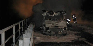 Wohnmobil auf A 10 explodiert