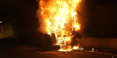 Reisebus auf der A2 ausgebrannt
