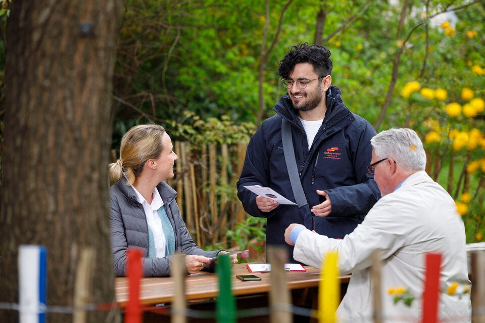 Beratung direkt vor Ort: Die Wohnpartnerinnen unterstützen Wienerinnen bei Nachbarschaftsfragen, Konflikten und Hilfsangeboten der Stadt – diskret und zuverlässig.“