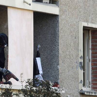 Elite-Polizisten suchen nach Spuren in der Wohnung des Terroristen