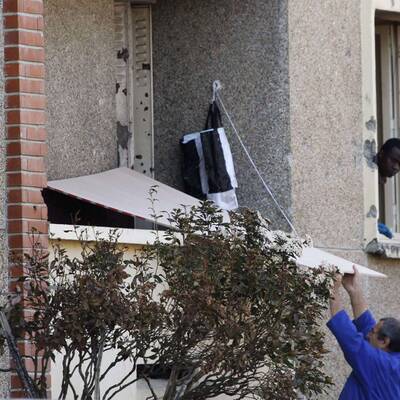Elite-Polizisten suchen nach Spuren in der Wohnung des Terroristen