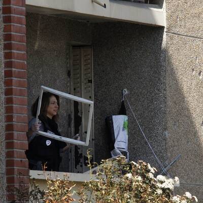 Elite-Polizisten suchen nach Spuren in der Wohnung des Terroristen