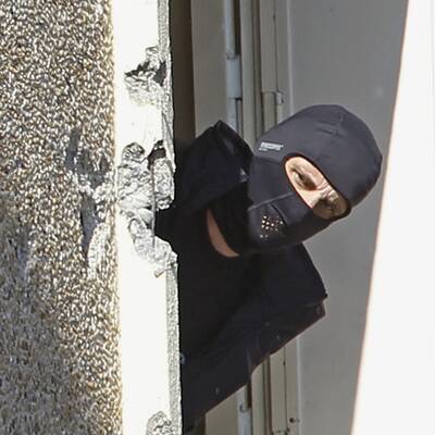 Elite-Polizisten suchen nach Spuren in der Wohnung des Terroristen