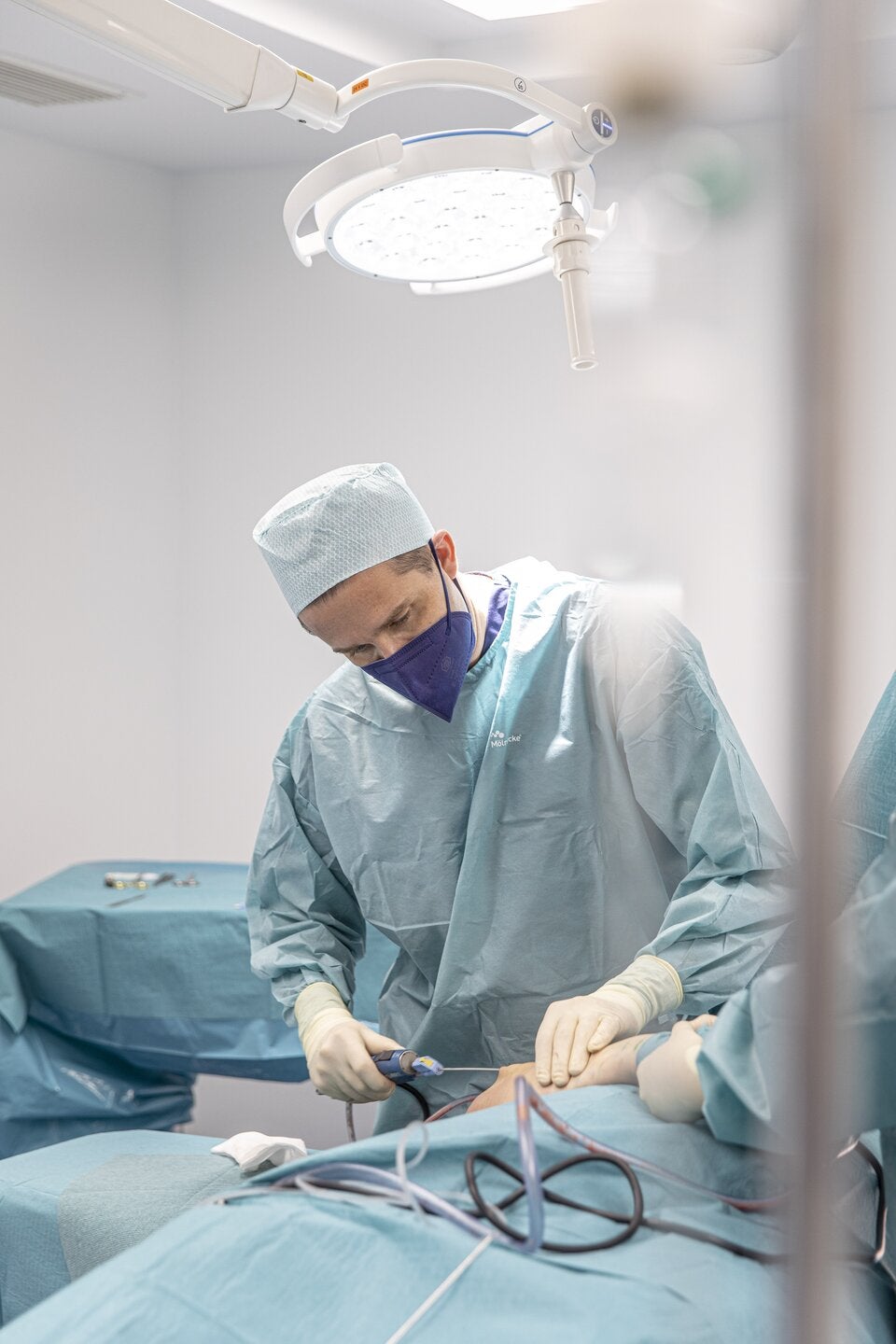 Dozent Dr. Matiasek führt Fettabsaugungen in seinem modernen OP-Saal in seiner Ordination im 1. Wiener Bezirk durch.