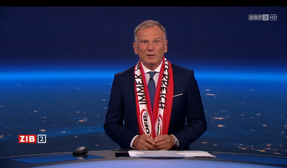 Armin Wolf mit Fan-Schal in der ZIB2.