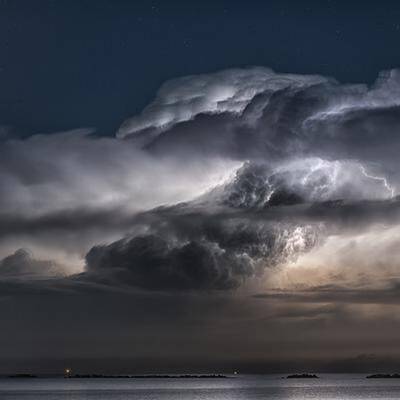 Über der Wolke entladen sich die Kobolde