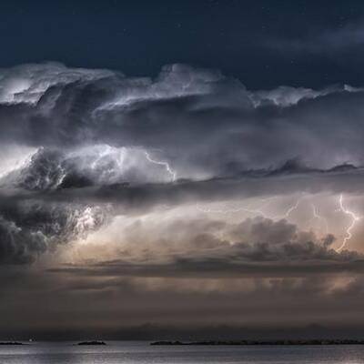 Über der Wolke entladen sich die Kobolde