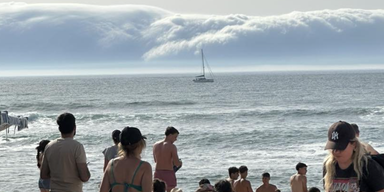 Urlauber flüchten vor massiver "Tsunami-Wolke"