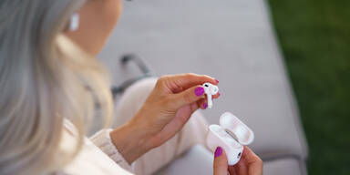 AirPods Frau